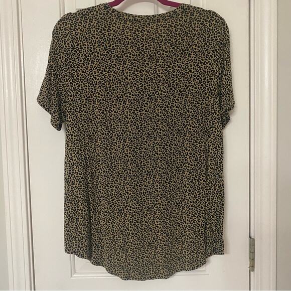 OLD NAVY • Luxe Leopard Printed Crew-Neck T-Shirt - Picture 6 of 6